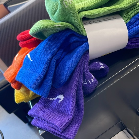 Nike Everyday Plus Cushioned
Training Crew Socks (6 Pairs) - Picture 11 of 16